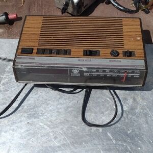 Vintage Woodgrain AM/FM/Clock/Alarm Radio